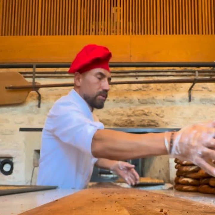 Şef Umut Bayram taş fırında ekmek