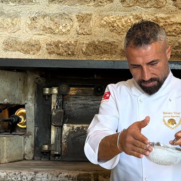 Şef Umut Bayram taş fırın başında