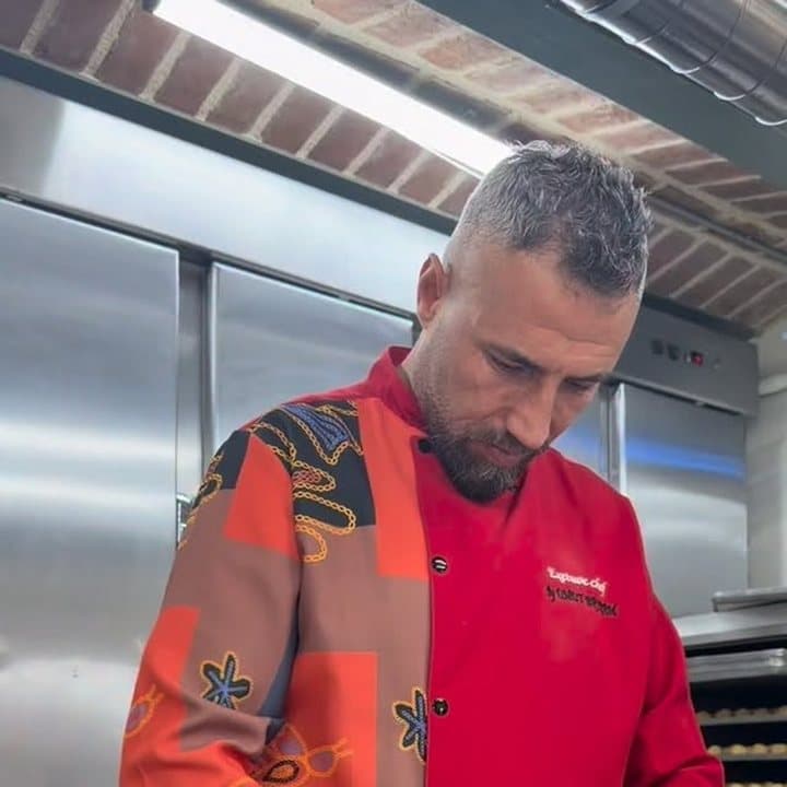 Şef Umut Bayram simit şekillendiriyor